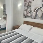 Onlyrooms V - Portside & Train Station Гостевой дом