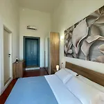 Гостевой дом Onlyrooms V - Portside & Train Station 3*