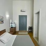 Onlyrooms V - Portside & Train Station Гостевой дом Кальяри