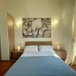 Гостевой дом Onlyrooms V - Portside & Train Station 3*