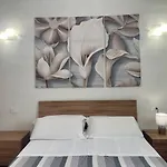 Гостевой дом Onlyrooms V - Portside & Train Station 3*
