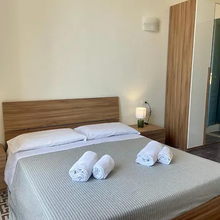 Onlyrooms V - & Train Station Guest house *