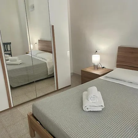 Onlyrooms V - & Train Station Guest house *