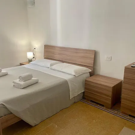 Guest house Onlyrooms V - & Train Station