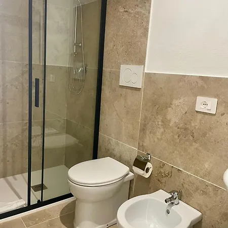 Onlyrooms V - & Train Station Guest house *