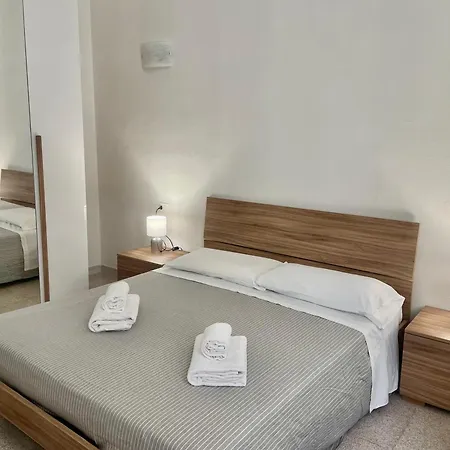 Guest house Onlyrooms V - & Train Station *