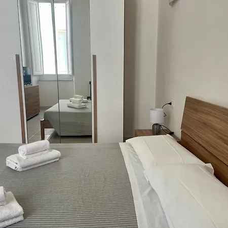 Onlyrooms V - & Train Station Guest house