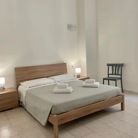 Guest house Onlyrooms V - & Train Station