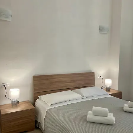 Onlyrooms V - & Train Station Guest house *