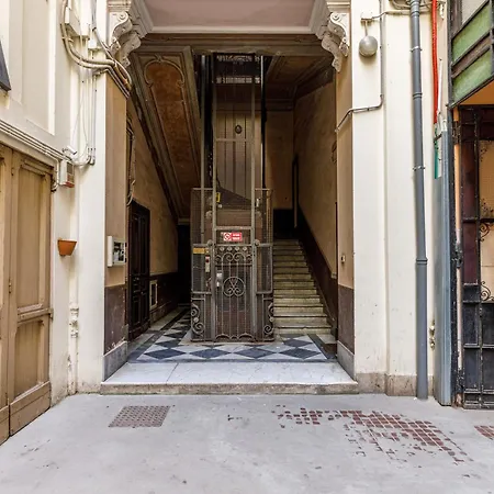 Onlyrooms V - & Train Station Guest house *