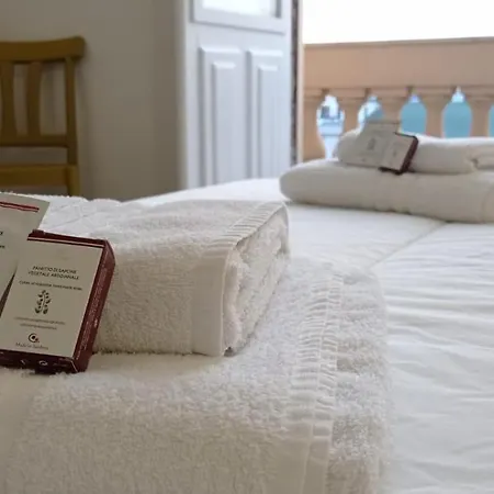 Guest house Onlyrooms V - & Train Station *