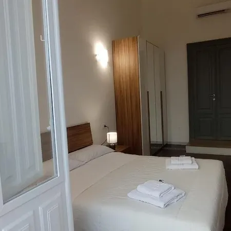 Onlyrooms V - & Train Station Guest house *