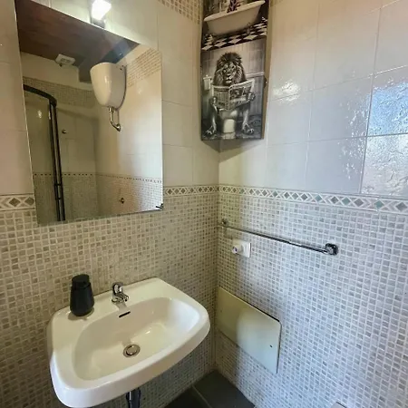 Onlyrooms V - & Train Station Guest house