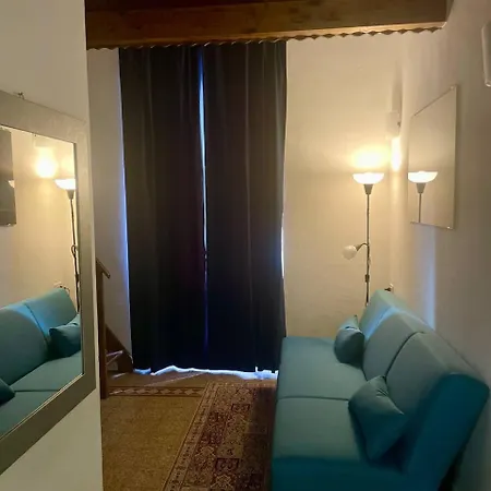 Onlyrooms V - & Train Station Guest house *