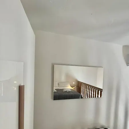 Guest house Onlyrooms V - & Train Station *
