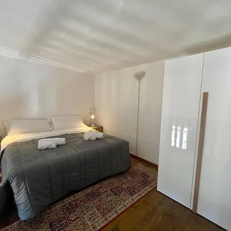 Onlyrooms V - & Train Station Guest house *