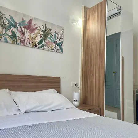 Onlyrooms V - & Train Station Guest house *