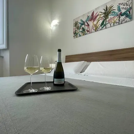 Onlyrooms V - & Train Station Guest house