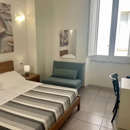 Guest house Onlyrooms V - & Train Station *