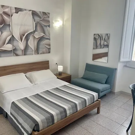 Onlyrooms V - & Train Station Guest house *