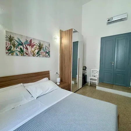 Onlyrooms V - & Train Station Guest house