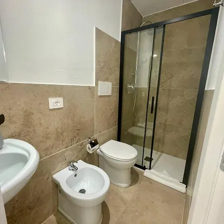 Onlyrooms V - & Train Station Guest house *