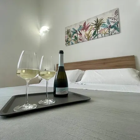 Guest house Onlyrooms V - & Train Station *