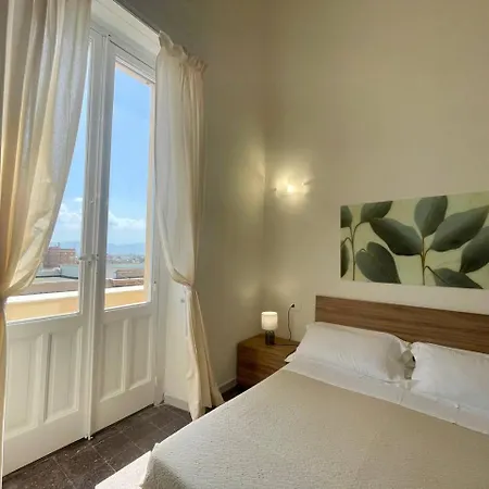 Gasthuis Onlyrooms V - Sea View & Train Station Cagliari