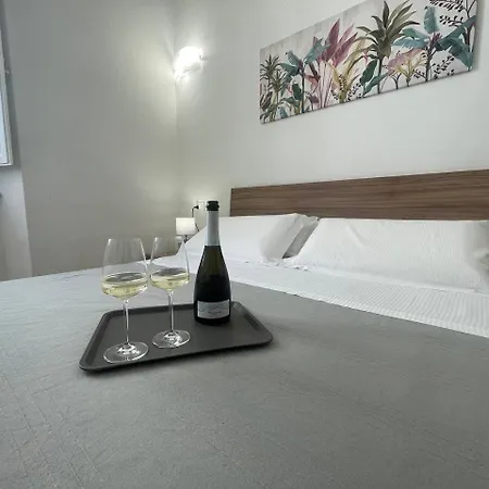 Guest house Onlyrooms V - & Train Station *
