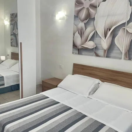 Onlyrooms V - & Train Station Guest house