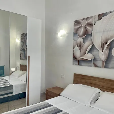 Onlyrooms V - & Train Station Guest house *