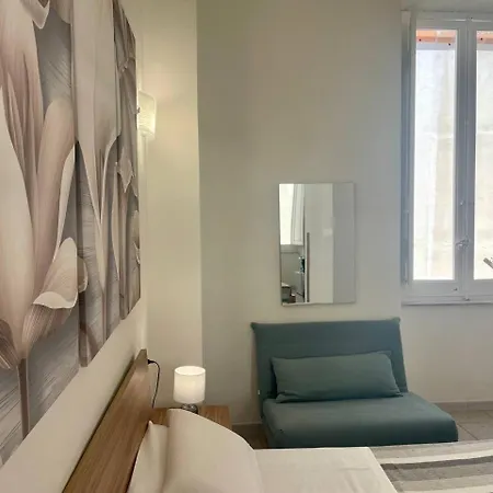 Onlyrooms V - & Train Station Guest house