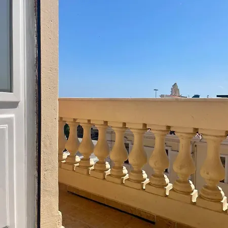 Onlyrooms V - & Train Station Guest house *