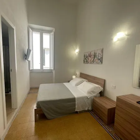 Onlyrooms V - & Train Station
