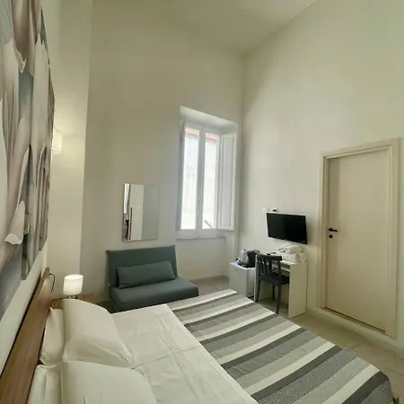 Onlyrooms V - & Train Station Guest house *