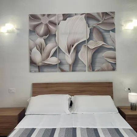 Guest house Onlyrooms V - & Train Station *