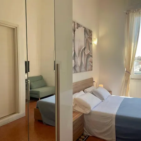 Onlyrooms V - & Train Station Guest house