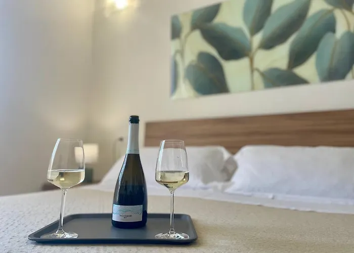 Onlyrooms V - Sea View & Train Station 3*