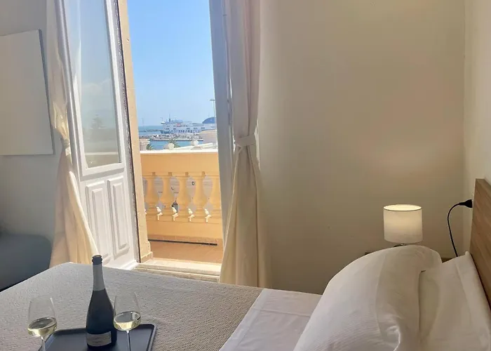 Onlyrooms V - Sea View & Train Station 3*
