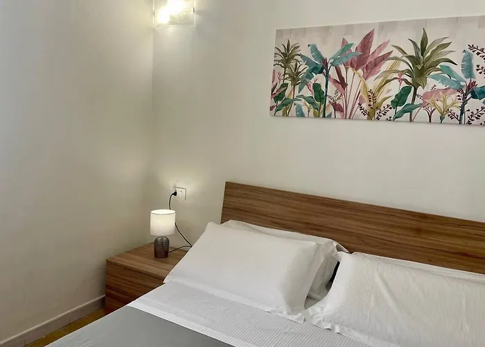 Onlyrooms V - Sea View & Train Station