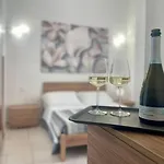 Πανσιόν Onlyrooms V - Portside & Train Station 3*