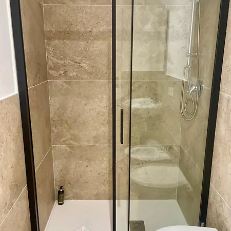 Onlyrooms V - Portside & Train Station Guest house