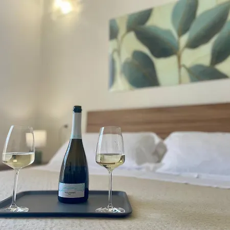 Onlyrooms V - Sea View & Train Station 3*