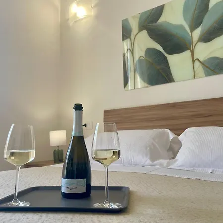Onlyrooms V - Portside & Train Station 3*