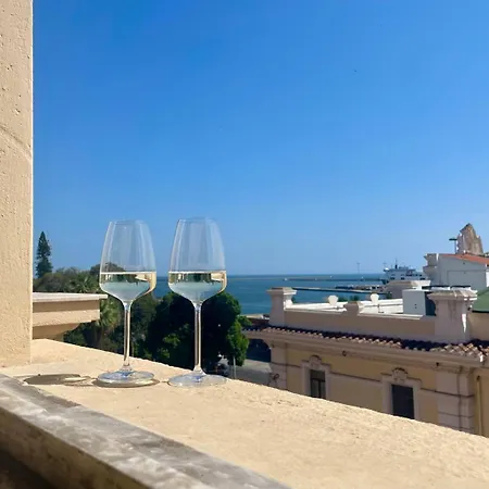 Onlyrooms V - Sea View & Train Station