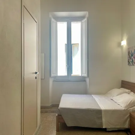 Onlyrooms V - Sea View & Train Station 3*