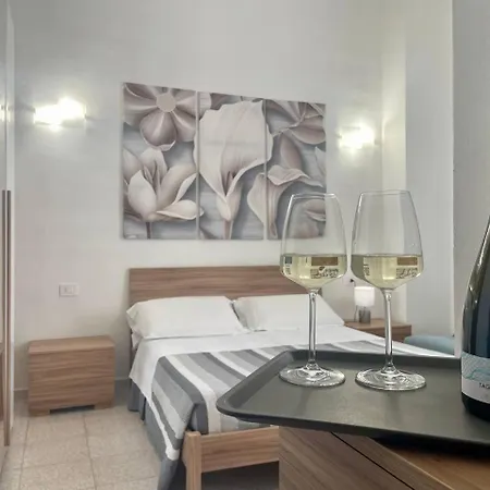 Onlyrooms V - Sea View & Train Station Gasthof