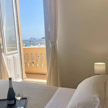Onlyrooms V - Portside & Train Station 3*