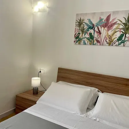 Onlyrooms V - Portside & Train Station
