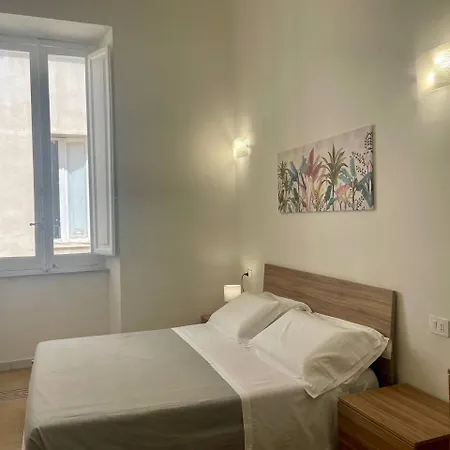 Onlyrooms V - Sea View & Train Station